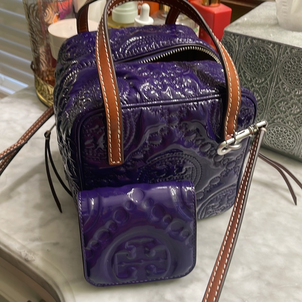 Tory Burch NWT purple patent leather cube embroidered 2 way w/ wallet